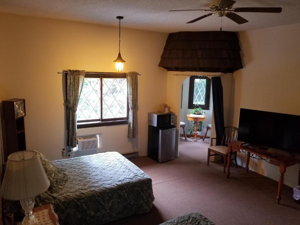 Family Room with Private Bathroom interior